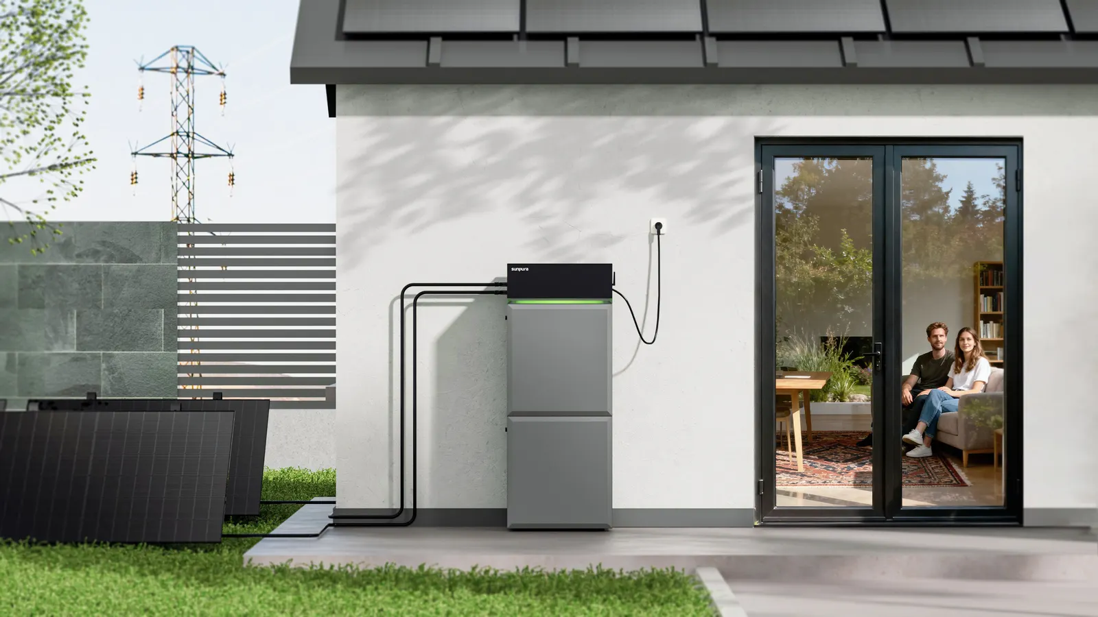 Sunpura-Speicher vor einem Wohnhaus mit PV-Modulen